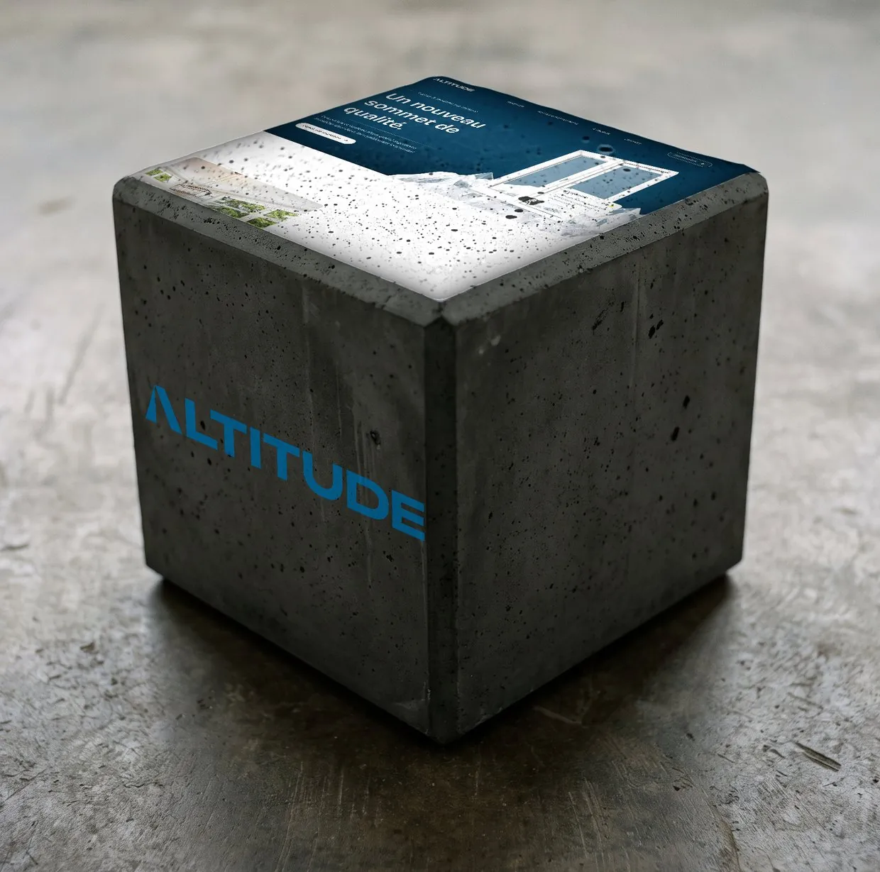 Le cube de Portes et Fenêtres Altitude : son logo devant, sa landing page dessus, une de ses publicités sur le côté.