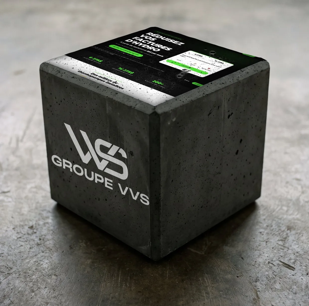 Le cube de Groupe VVS : son logo devant, sa landing page dessus, une de ses publicités sur le côté.