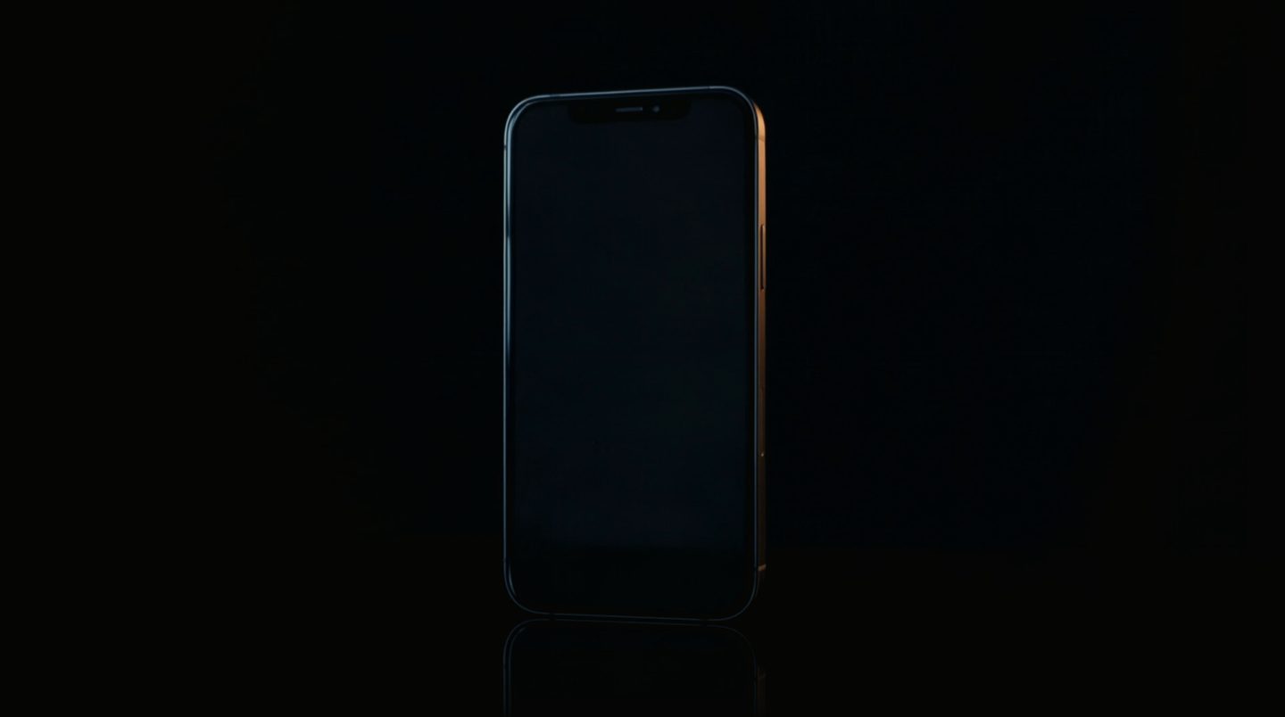 Le téléphone où joue une publicité de Solution Isolation, montée par Tourdubloc